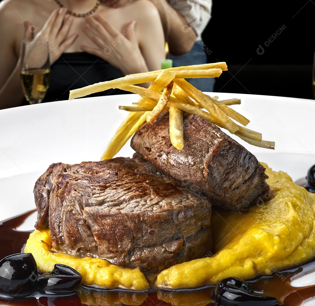 Filé mignon ao molho de vinho tinto