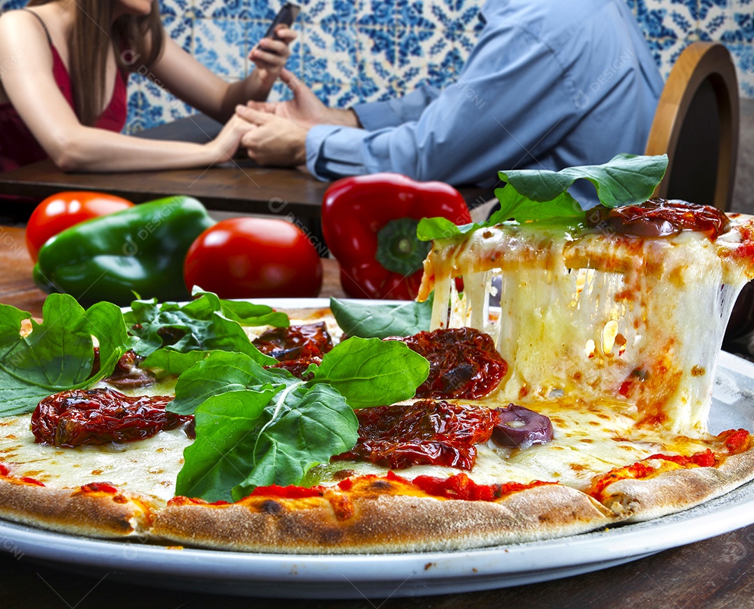 Casal em uma pizzaria