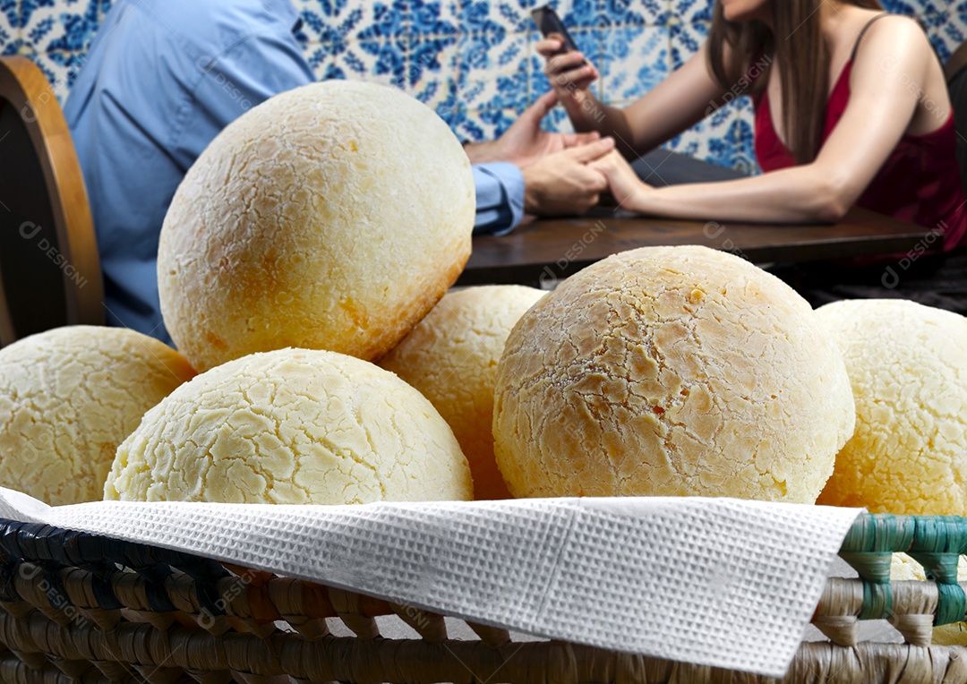 Casal em panificadora tomando café da manhã