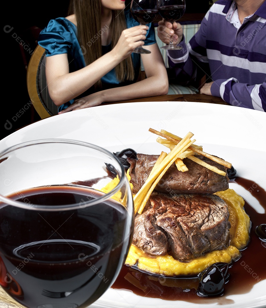 Filé mignon ao molho de purê com taça de vinho