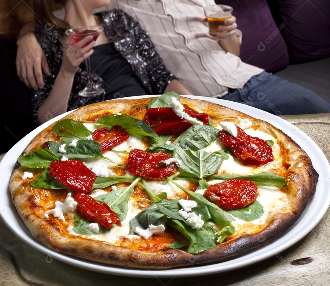 Pizza deliciosa de queijo rúcula e tomates secos