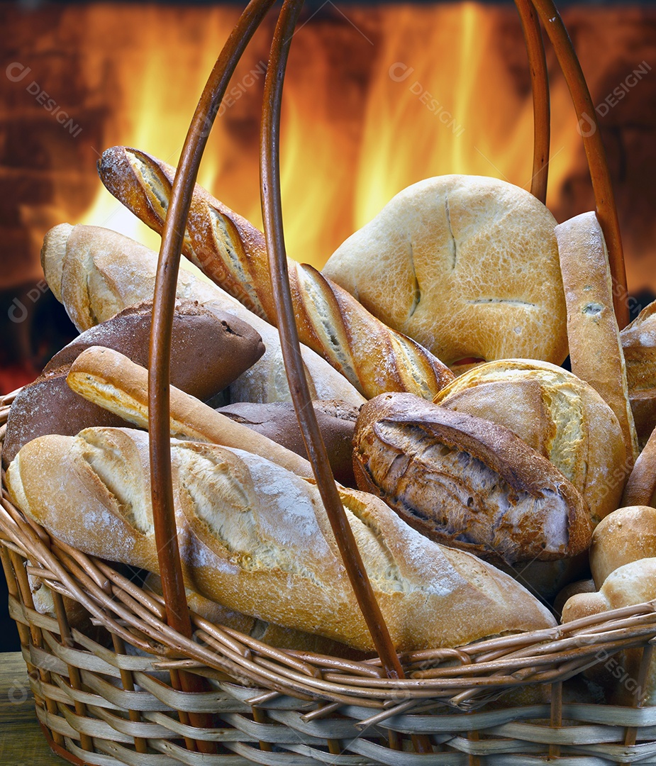 Cesta com deliciosos e variados pães