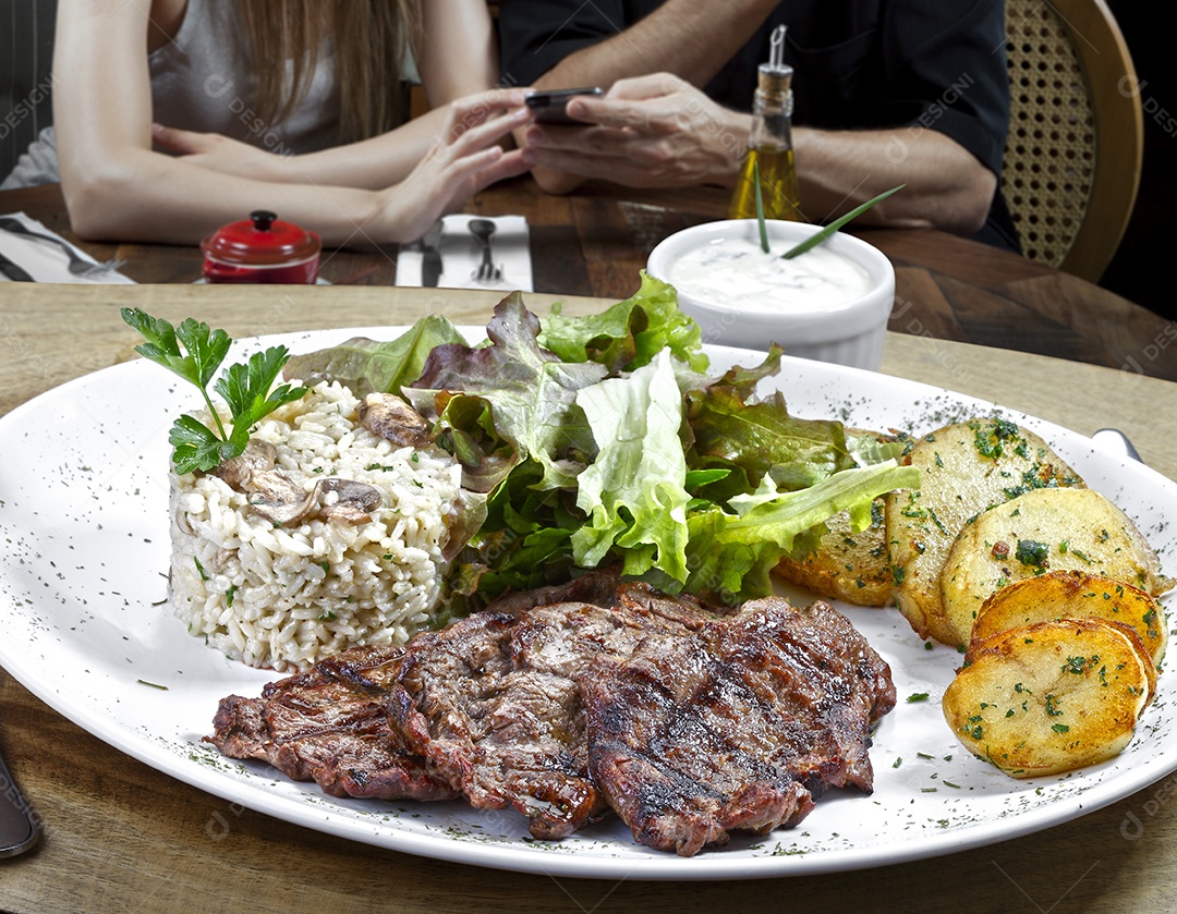 Arroz com salada batatas grelhadas e churrasco