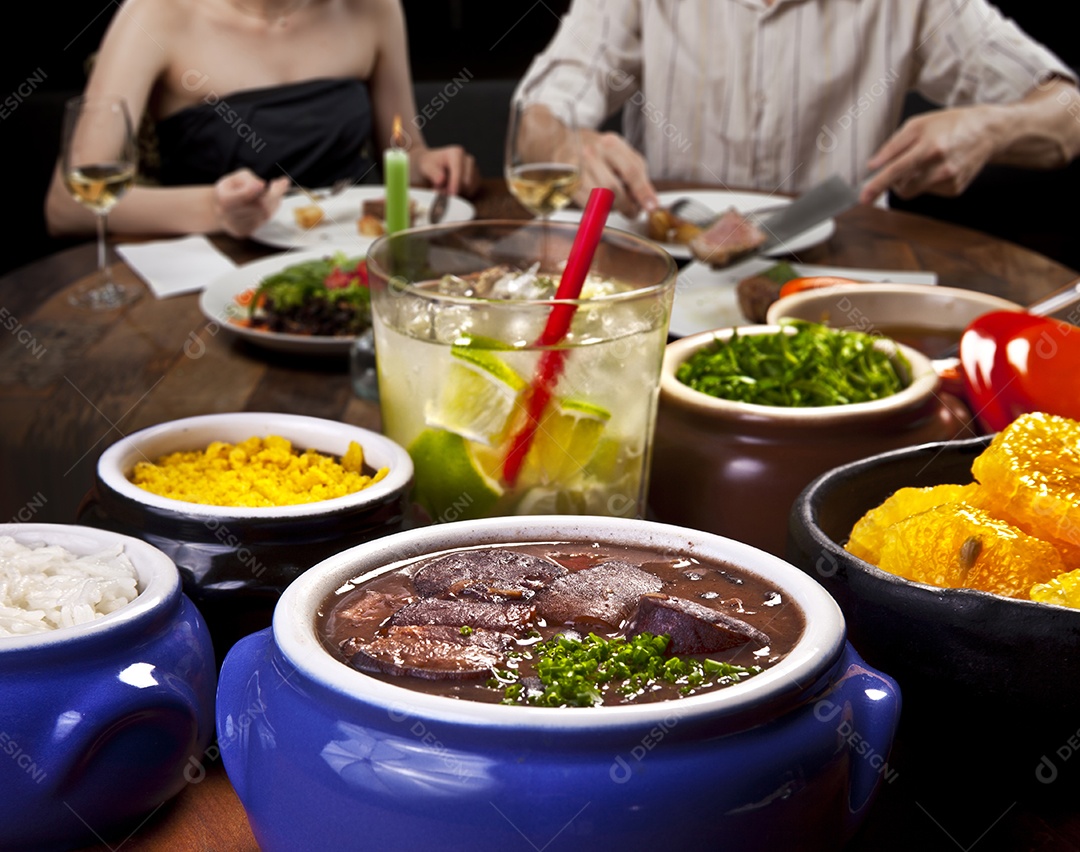 Feijoada com arroz e guarnições deliciosas