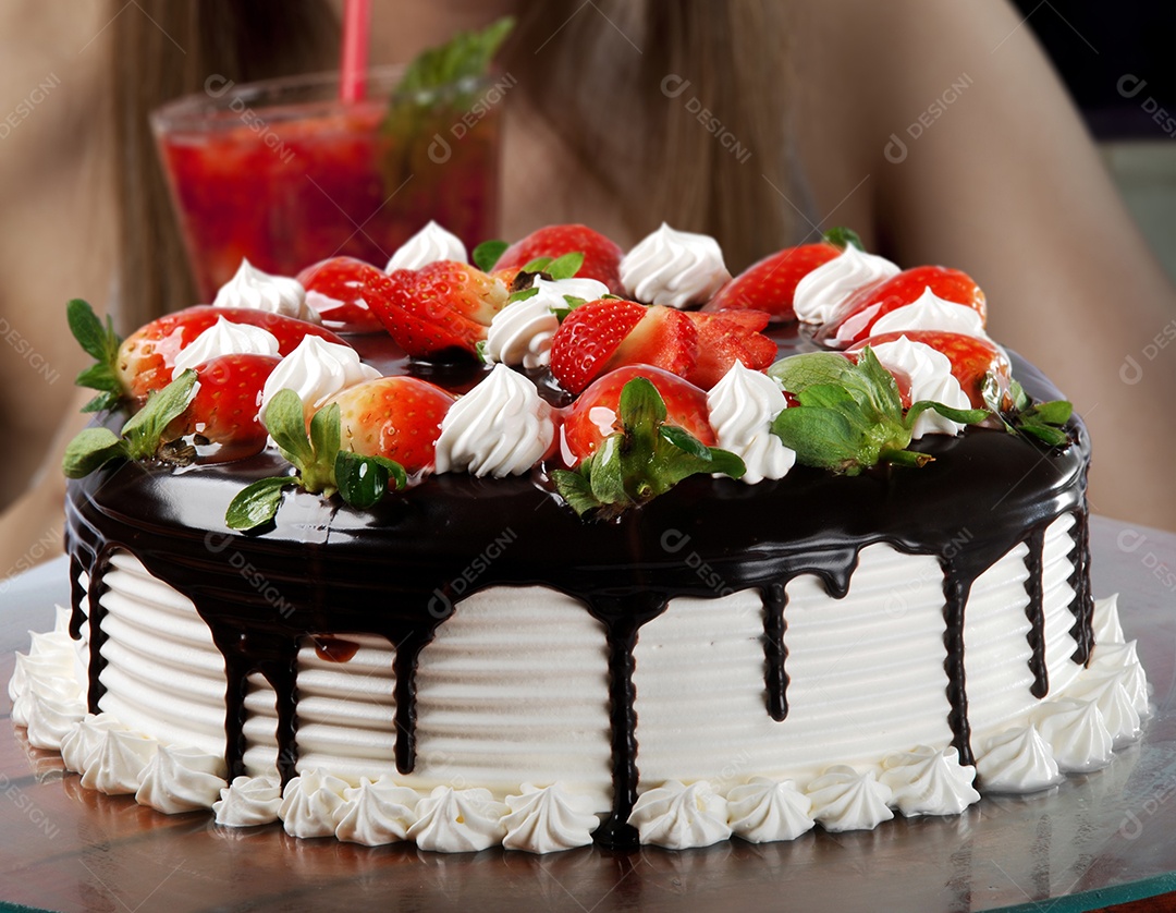 Bolo de chocolate decorado com morangos frescos