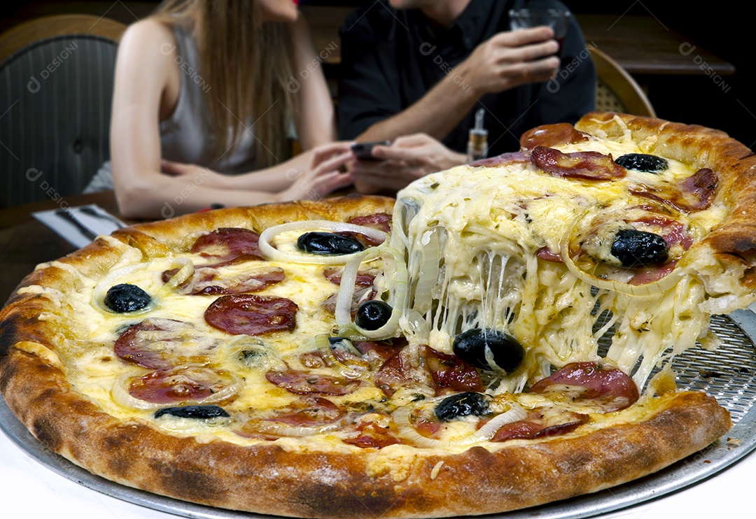 Pizza de calabresa com azeitona acebolada