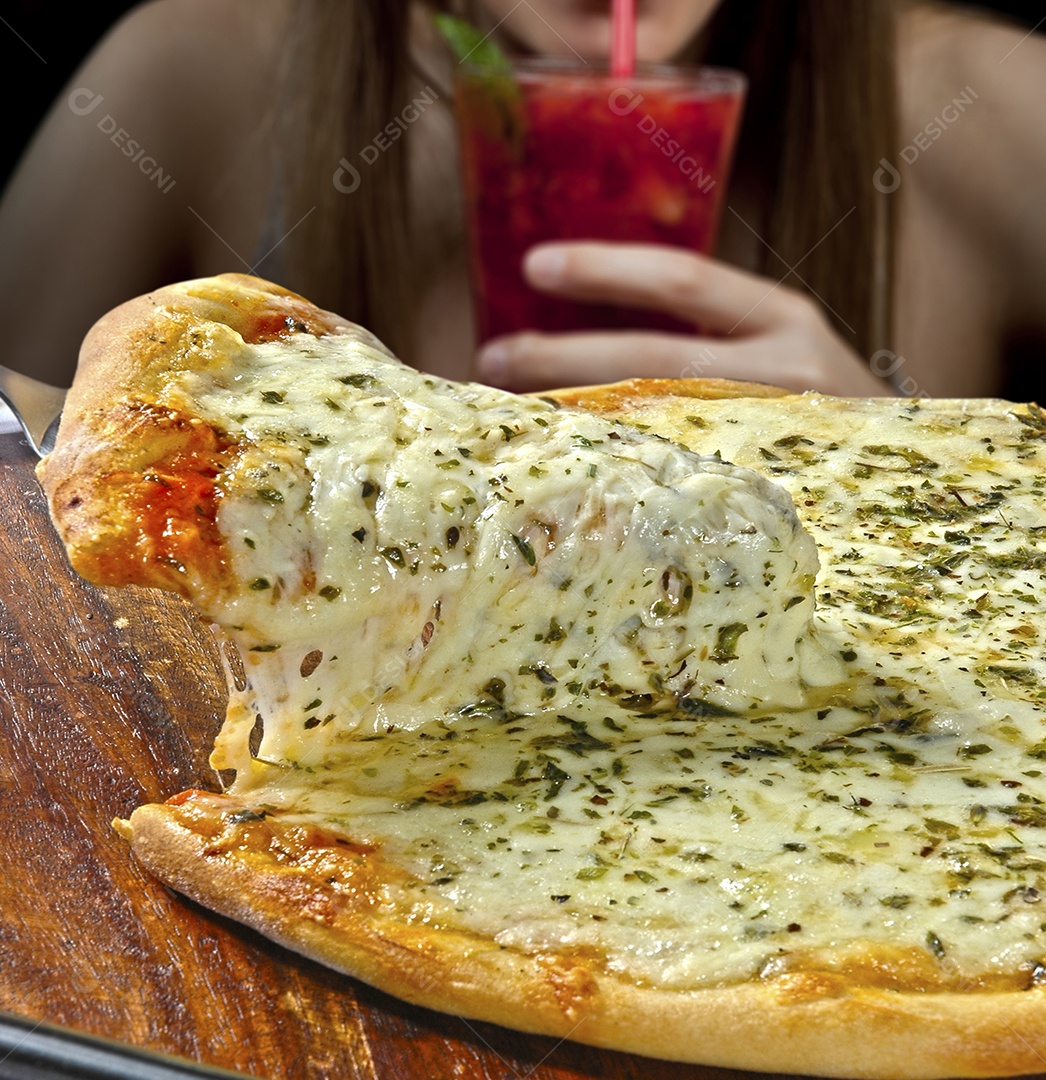 Fatia de pizza com queijo e oregano
