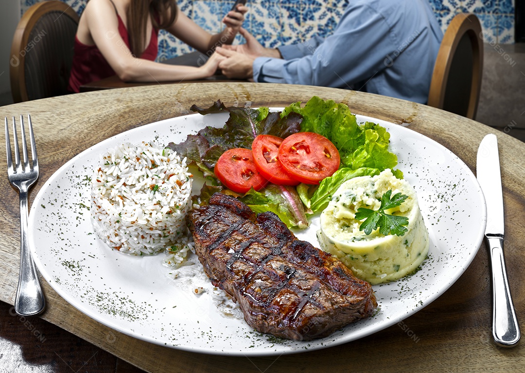 Arroz carne assada com legumes
