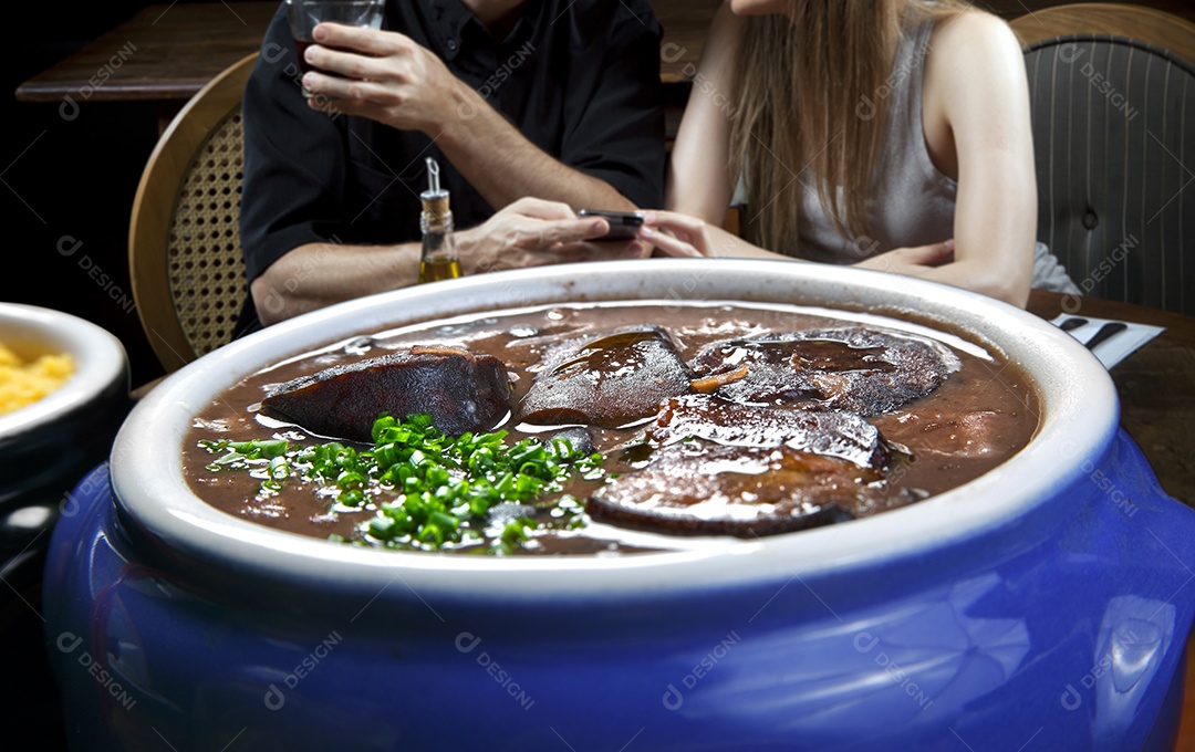 Feijoada deliciosa com cheiro verde