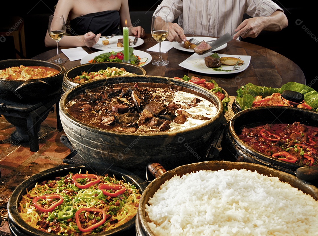 Feijoada deliciosa com guarnições