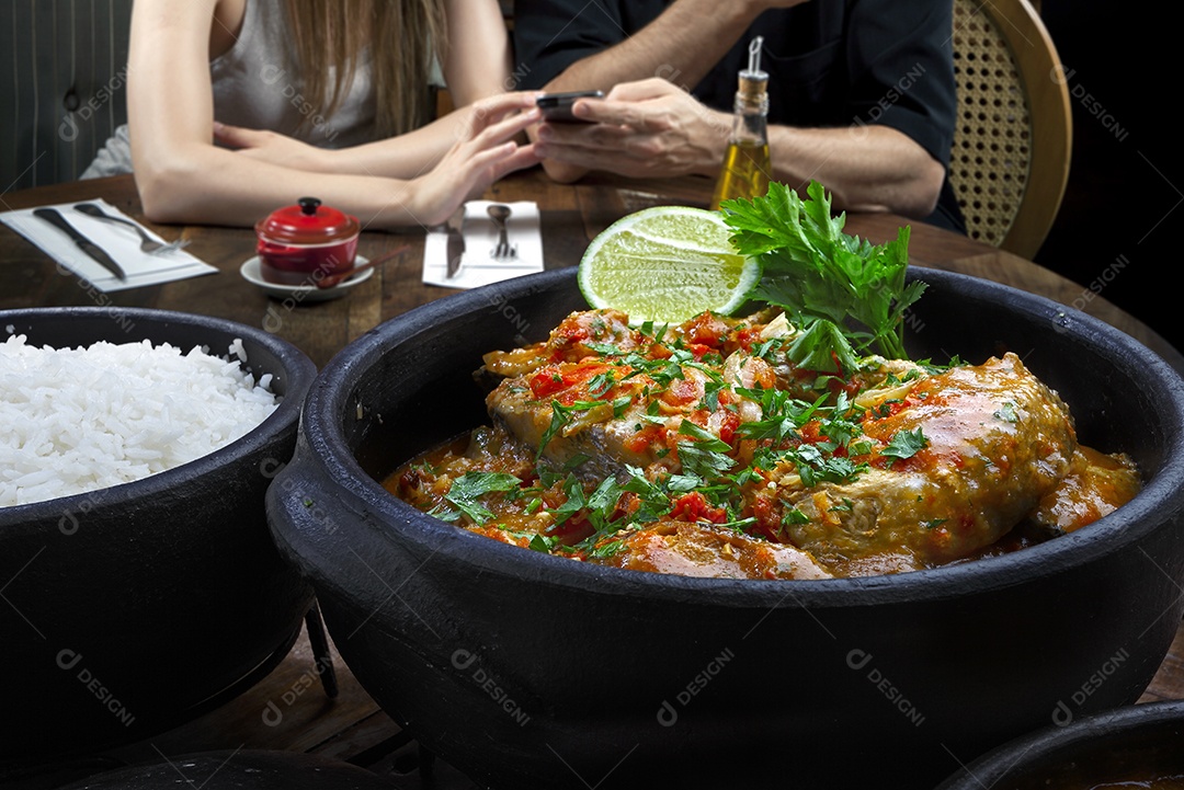 Moqueca de peixe do mar com arroz branco