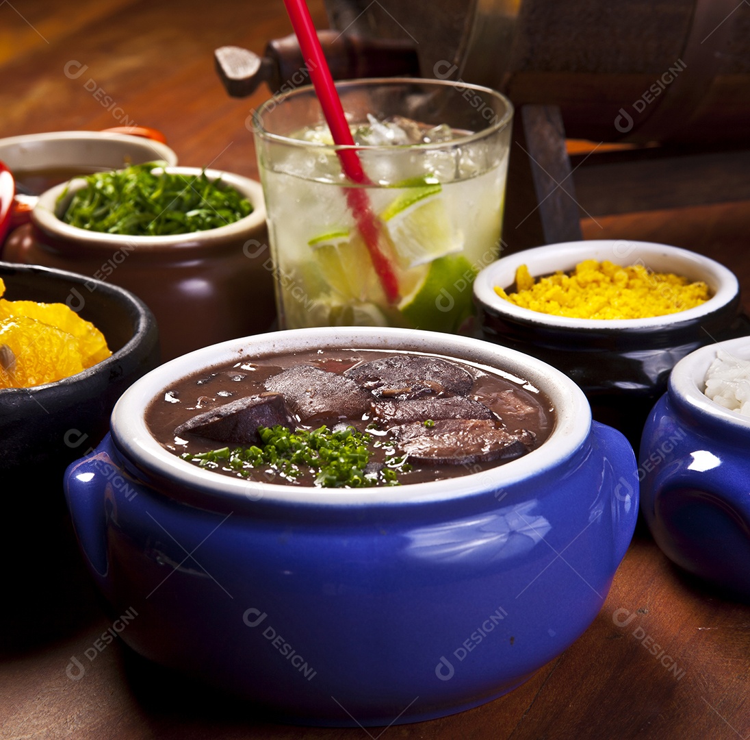 Feijoada deliciosa com muitas guarnições