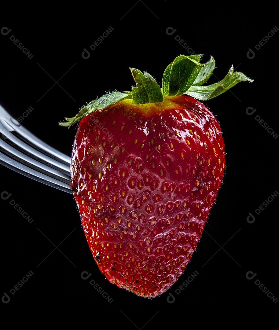 Morango solitário no garfo