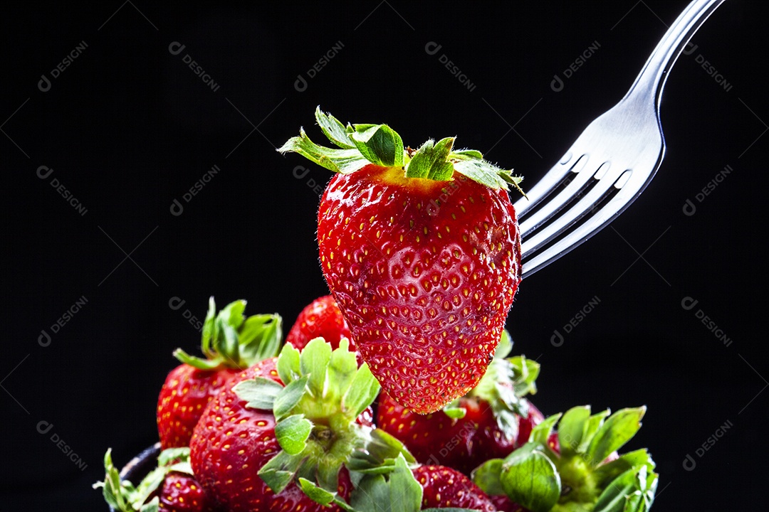 Morango solitário no garfo