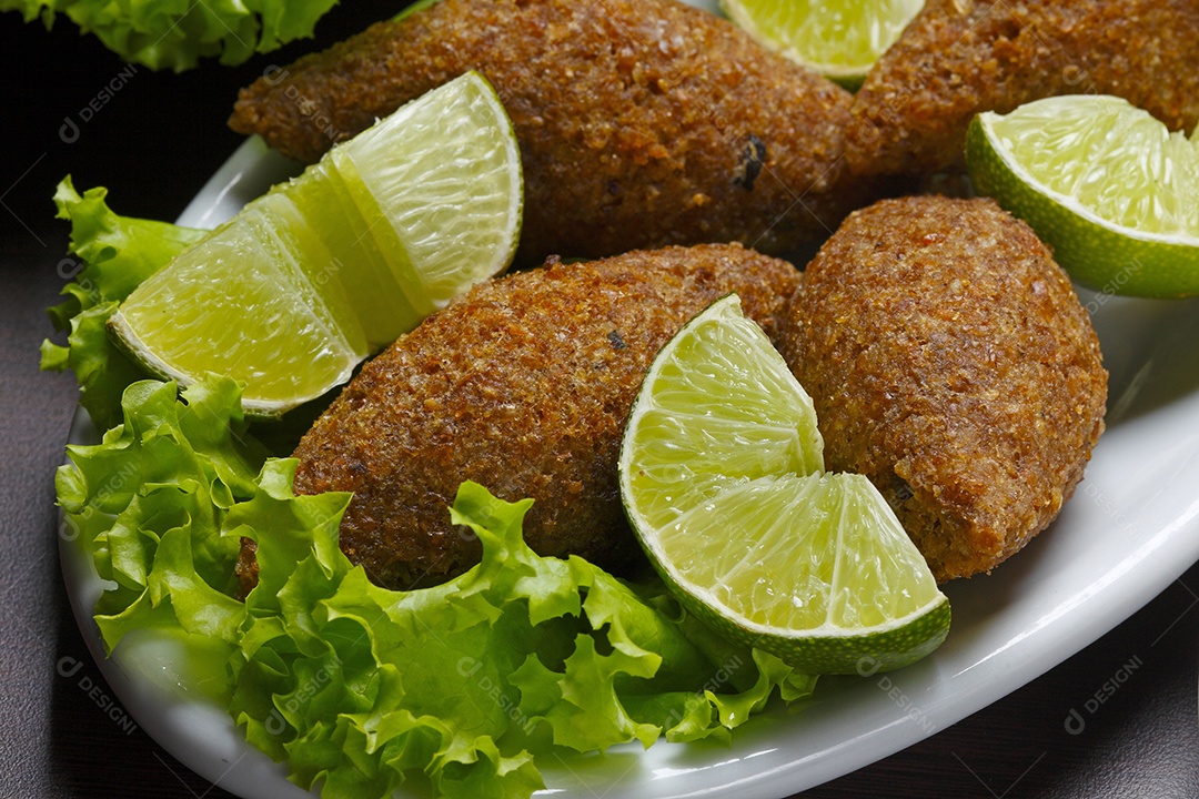 Ração frita com limão sobre fundo desfocado