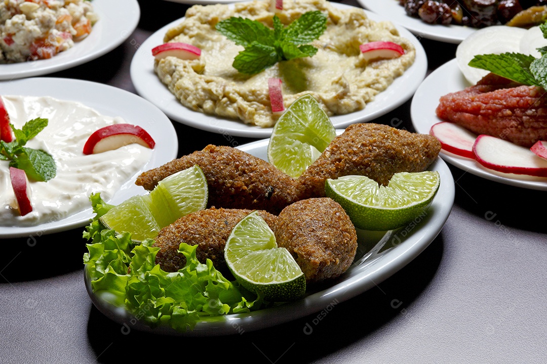 Ração frita com limão sobre fundo desfocado