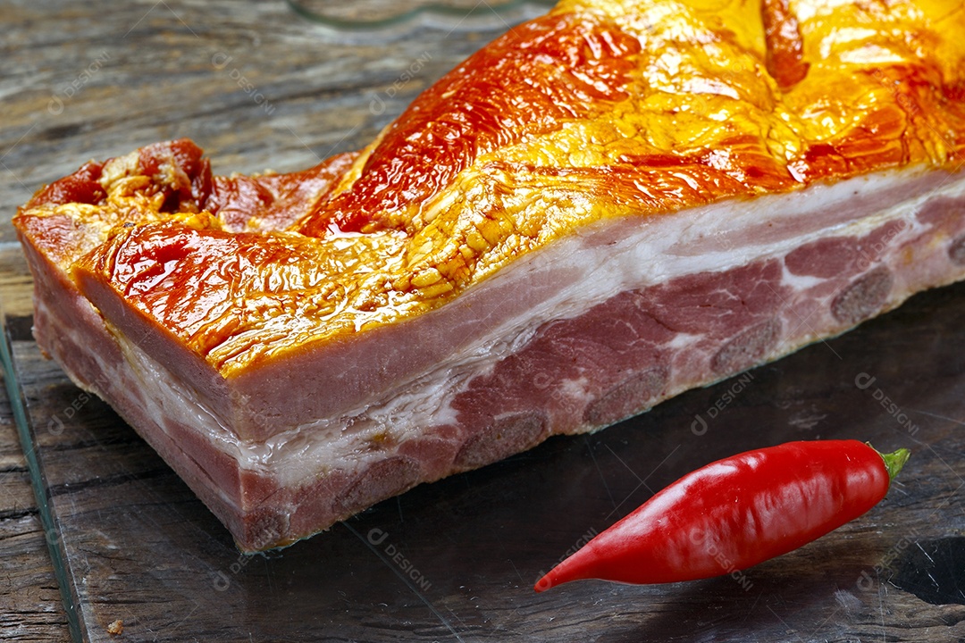 costela de porco defumada sobre mesa de madeira