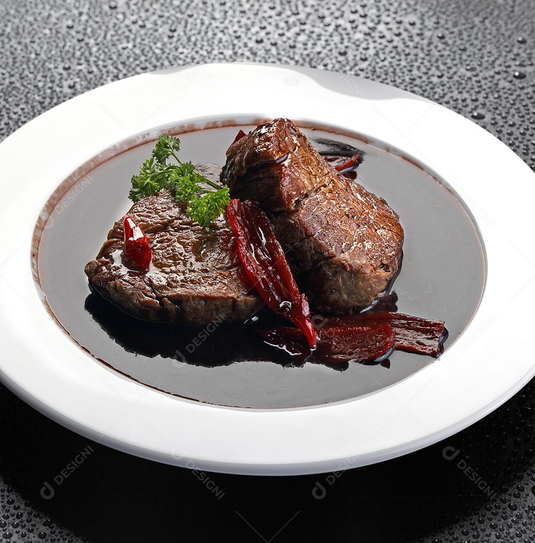 Carne grelhada ao molho de vinho