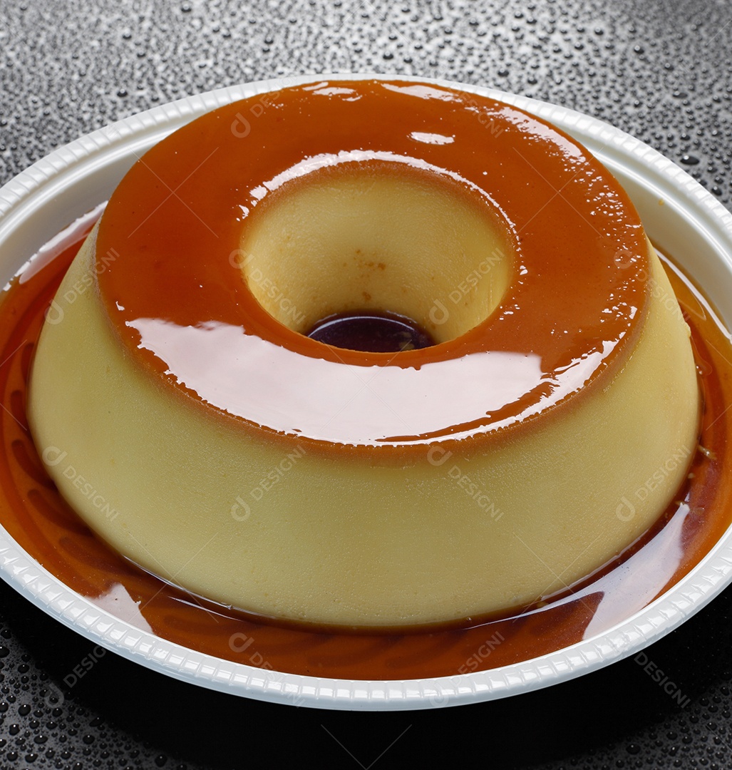 Pudim de leite e ovos com calda