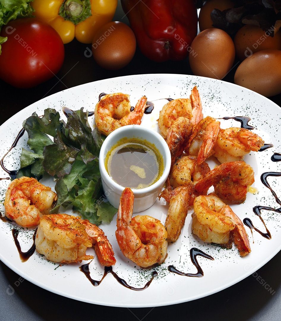 Prato com camarões e molho delicioso