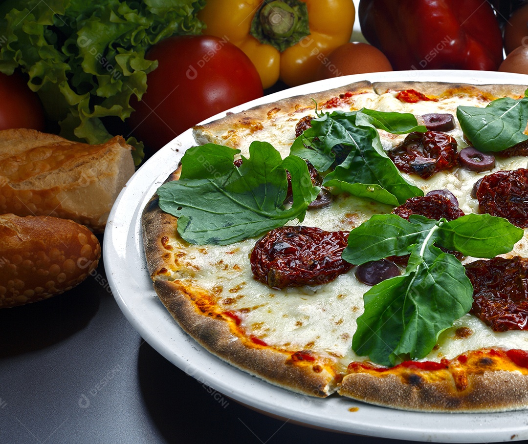 Pizza de tomate e rúcula deliciosa