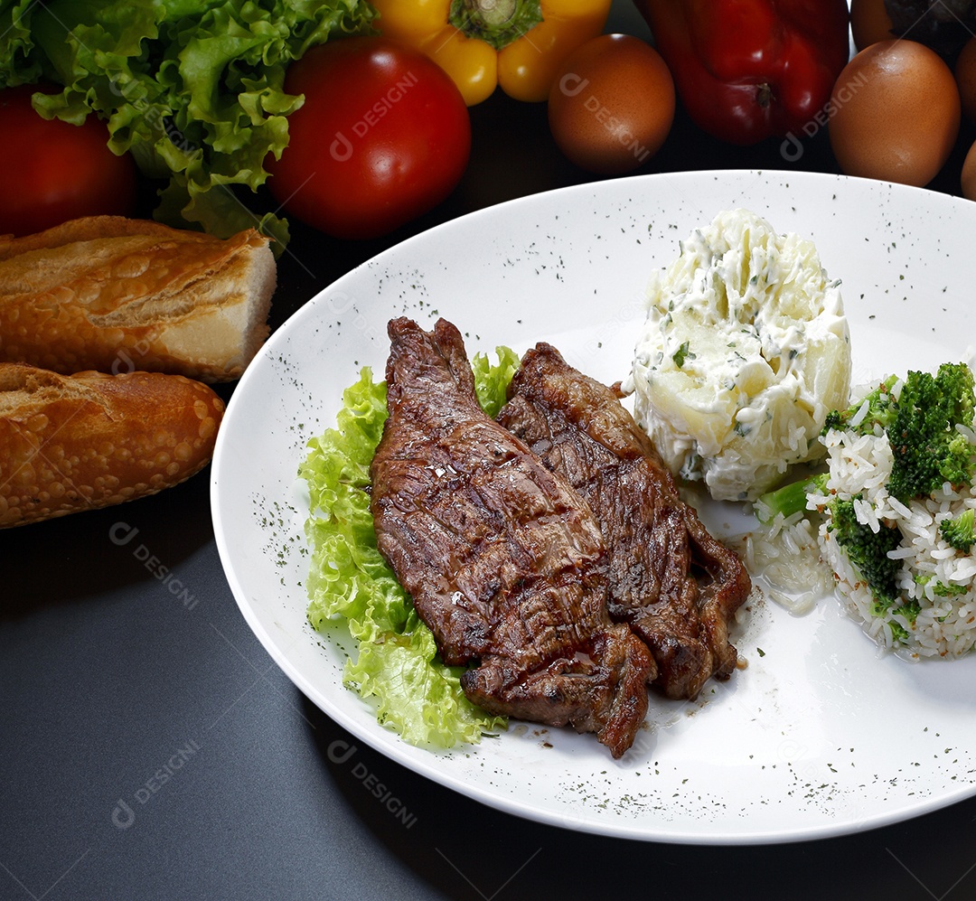 Carne assada com legumes e arroz