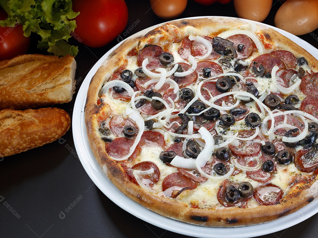 Pizza de calabresa com azeitona preta