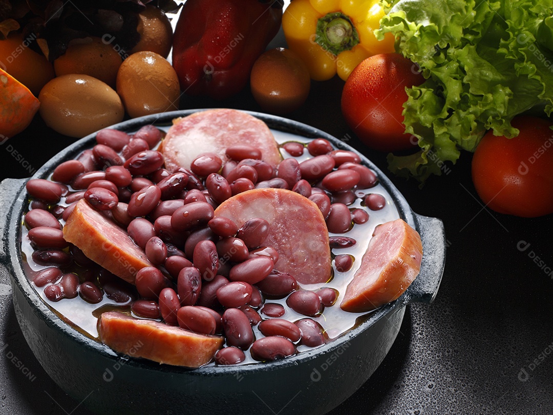 Feijão com calabresa delicioso