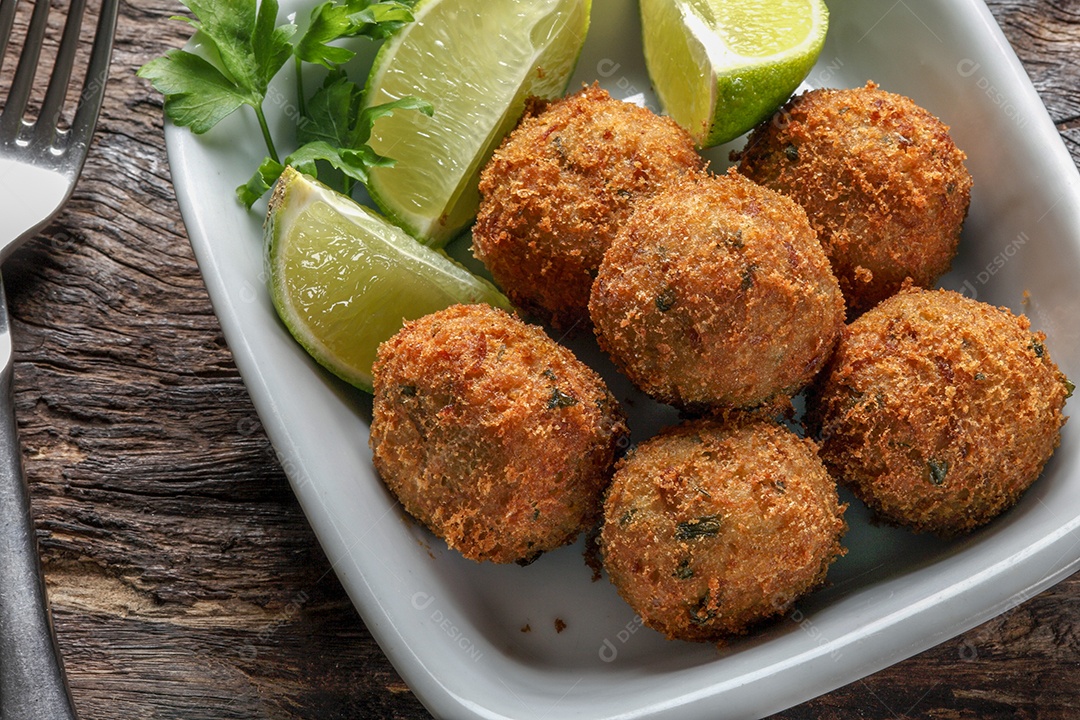 Bolinhos de bacalhau delicioso com bandas de limão