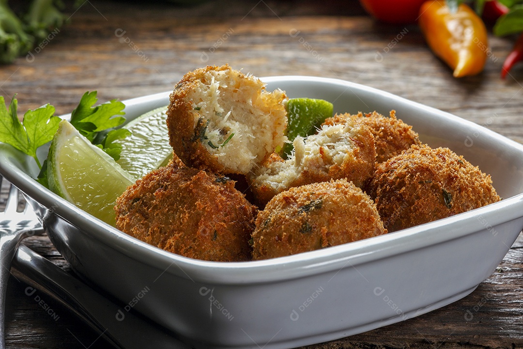 Bolinhos de bacalhau frito em uma tigela branca
