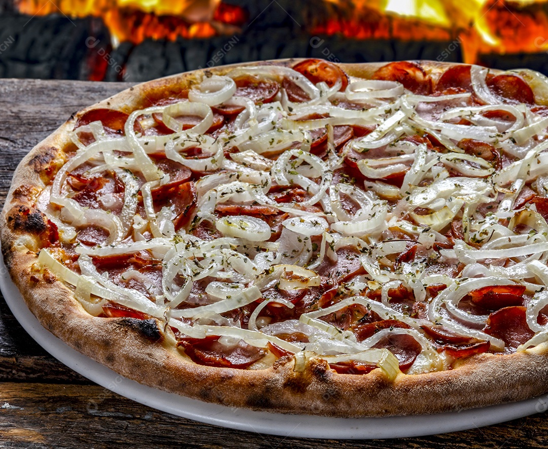 Pizza de calabresa acebolada