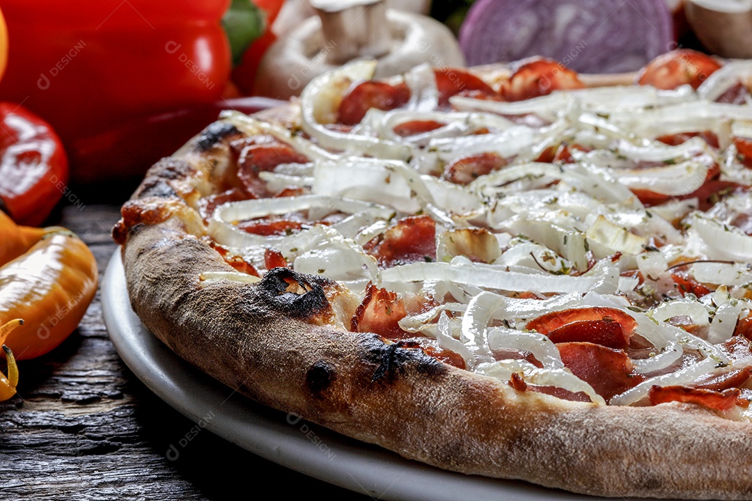 Pizza deliciosa de calabresa e cebola com bordas