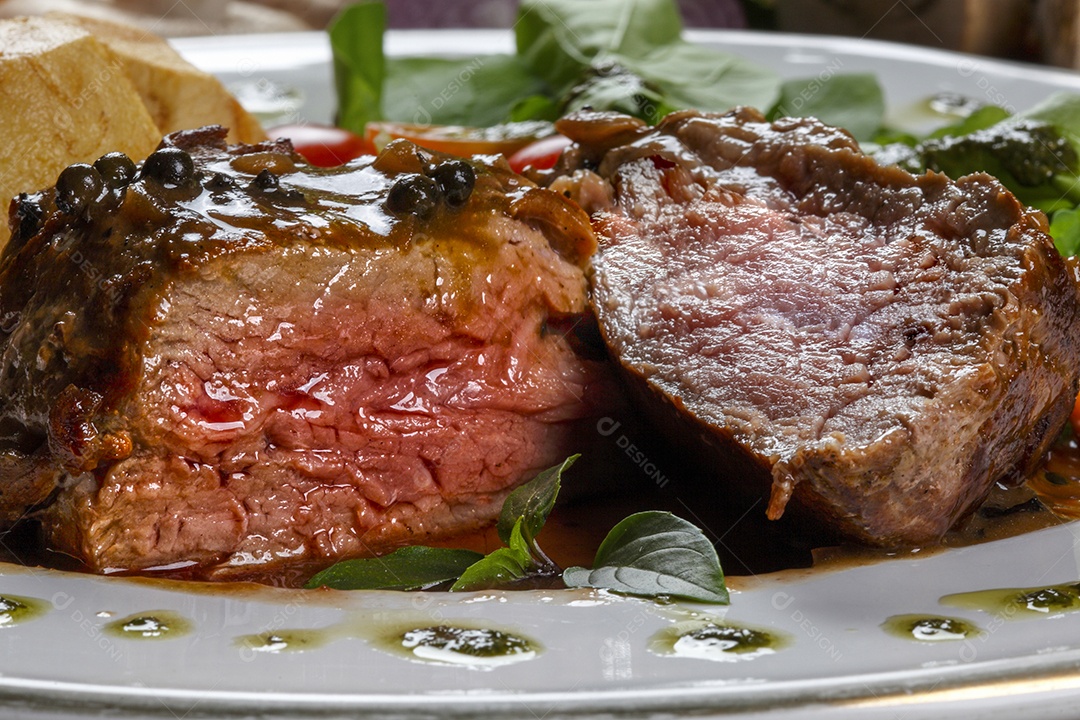 Filé mignon ao molho de vinho tinto