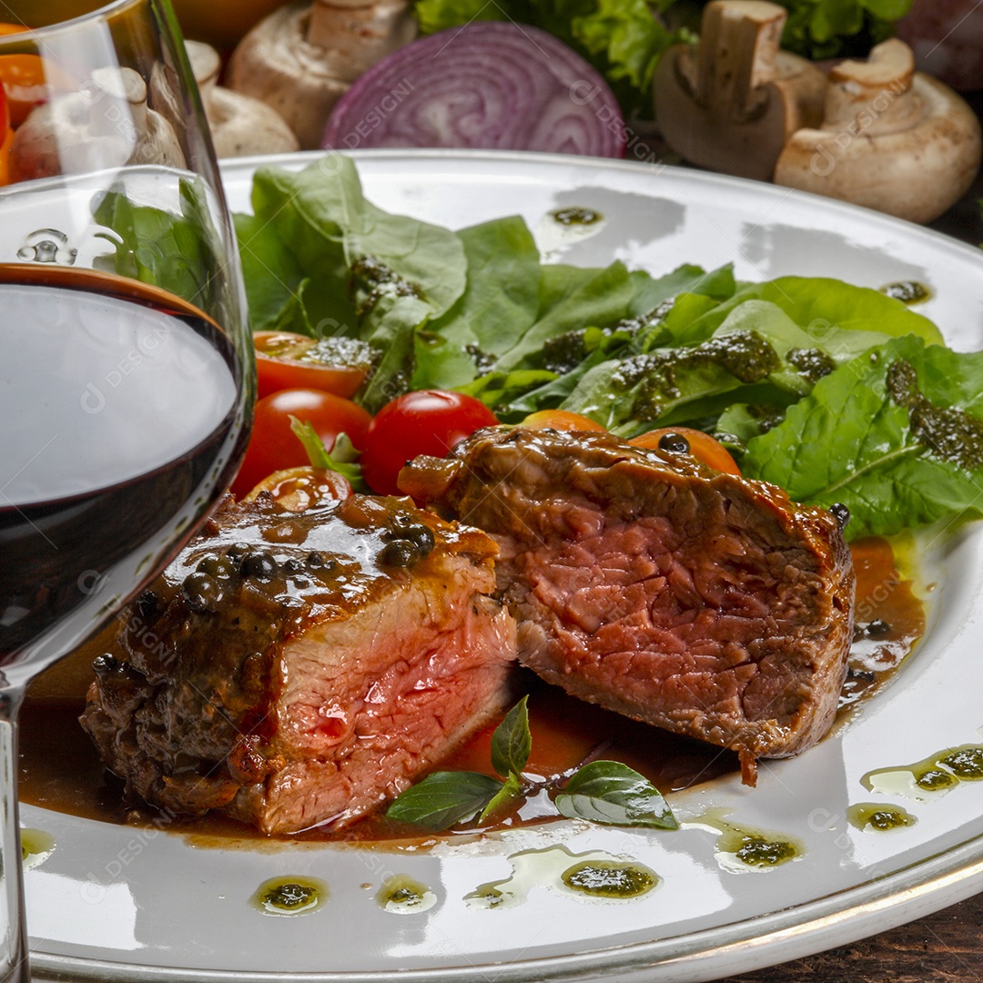 Filé mignon ao molho de vinho tinto