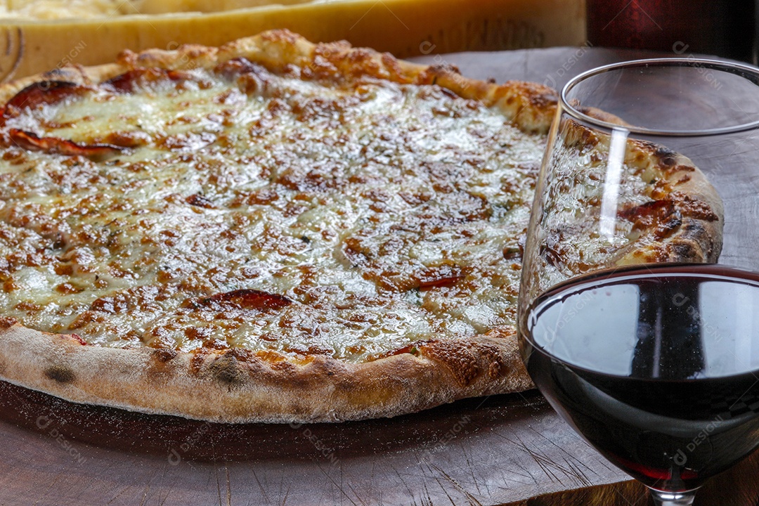 Pizza de quatro queijo gratinada