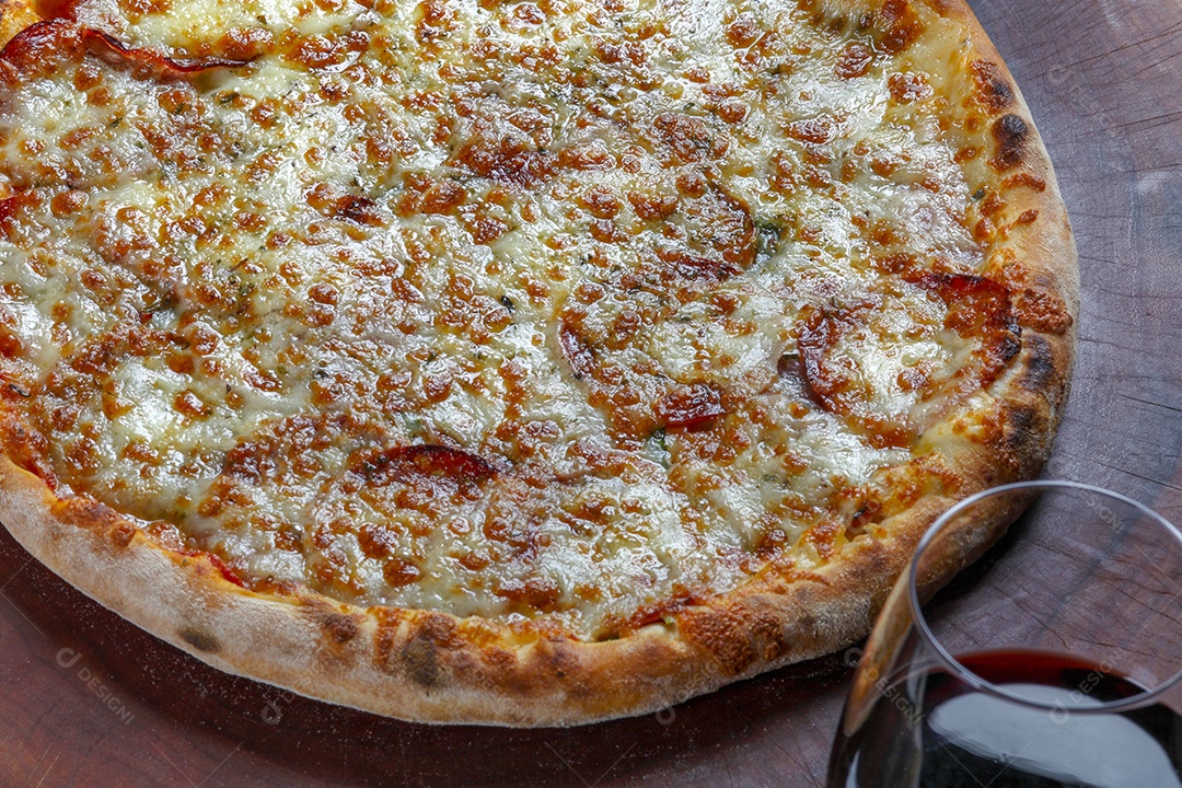 Pizza de queijo gratinado com taça de vinho