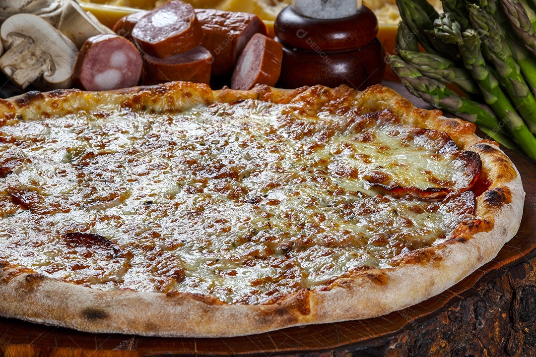 Pizza de queijo gratinado