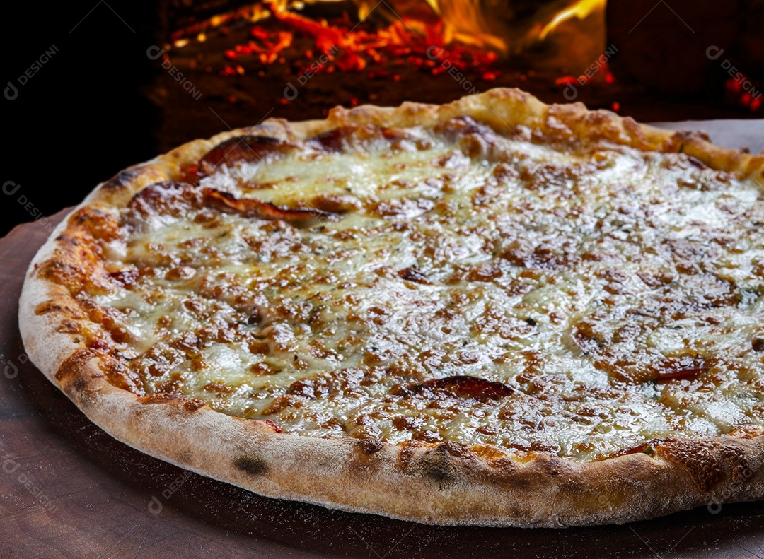 Pizza de quatro queijo gratinado