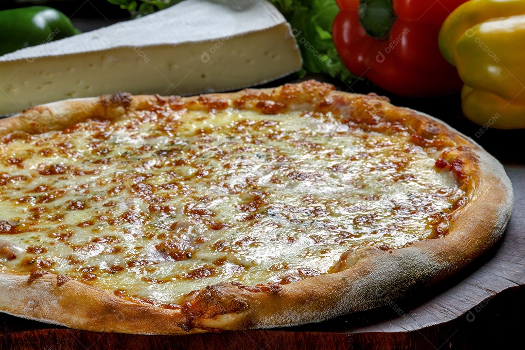 Pizza de quatro queijo com bordas