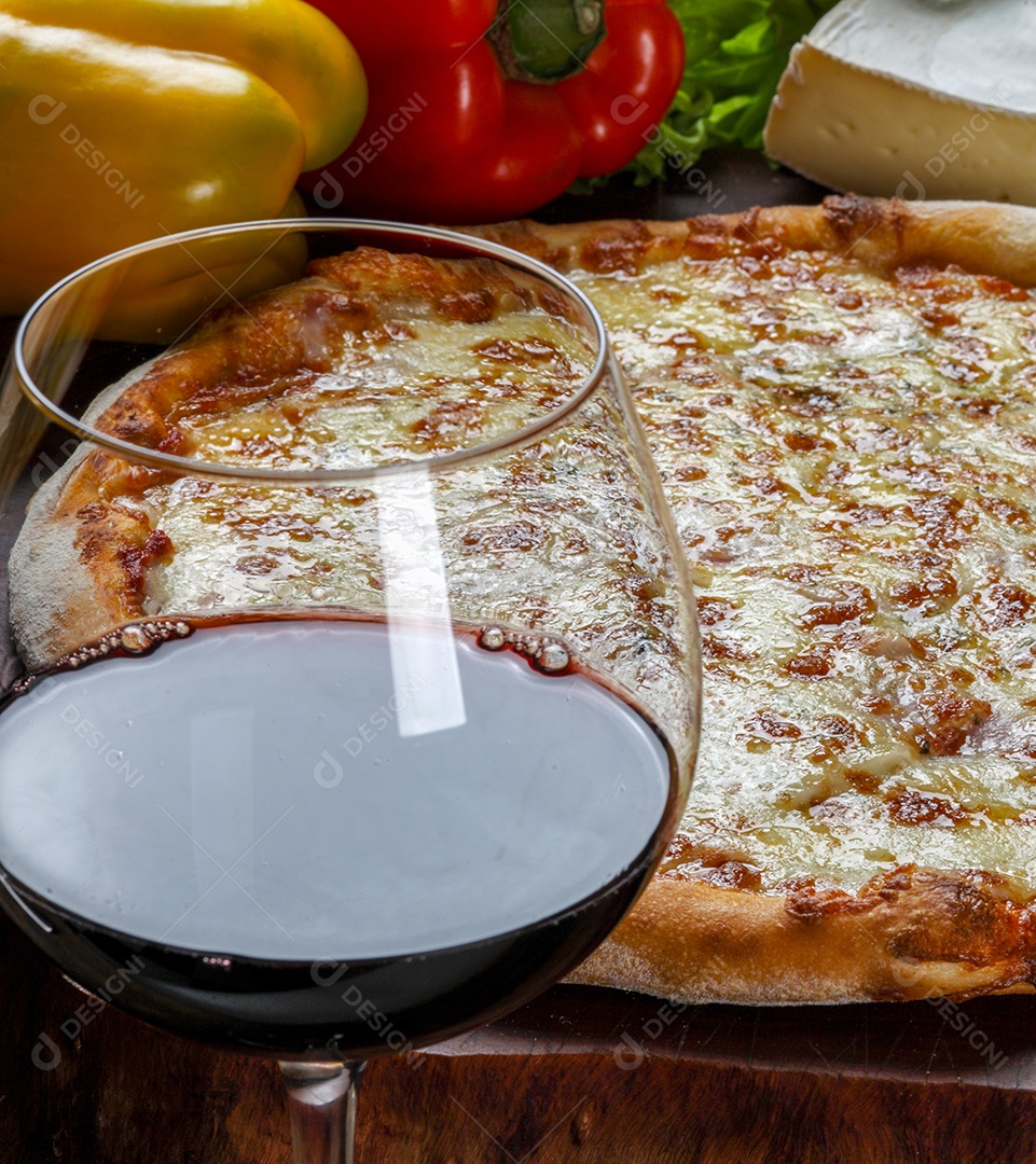 Pizza de queijo com taça de vinho