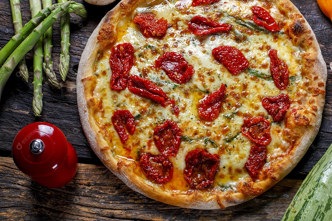 Pizza de queijo com tomates ressecados