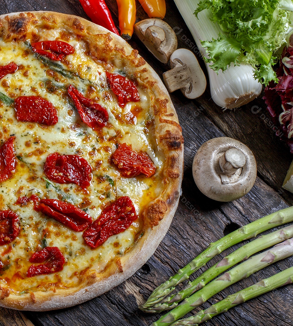 Pizza de queijo com tomates ressecados