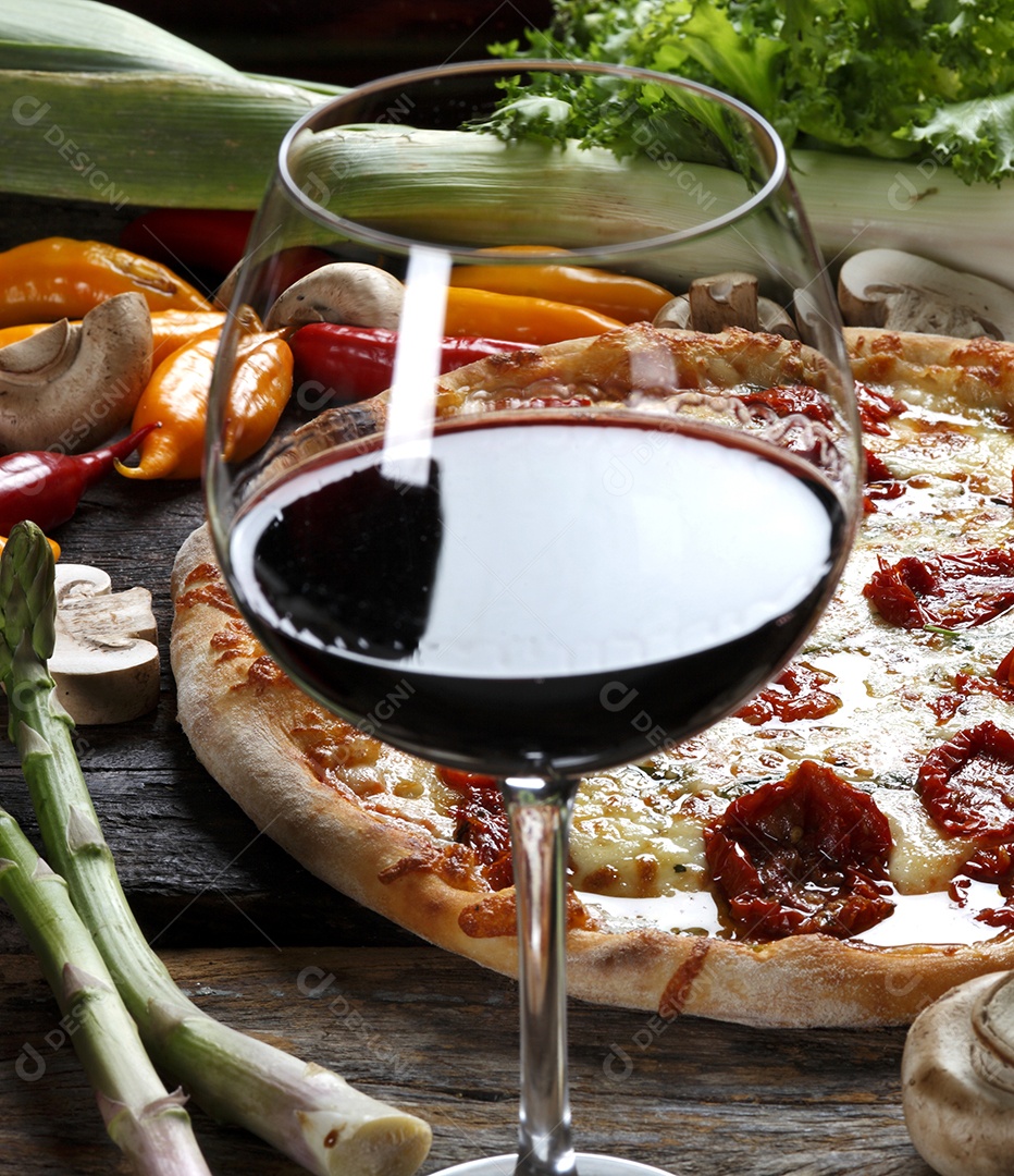 Pizza de queijo com tomates secos e taça de vinho