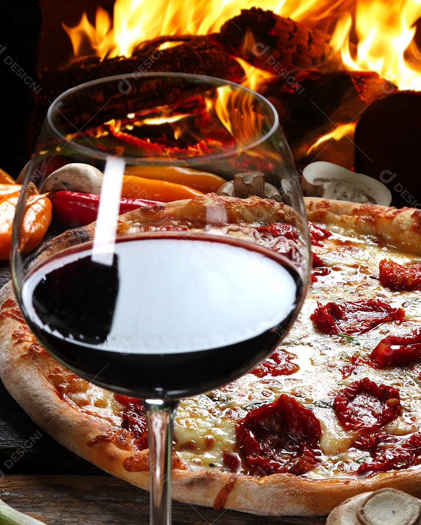 Taça de vinho com pizza de tomate seco e vinho