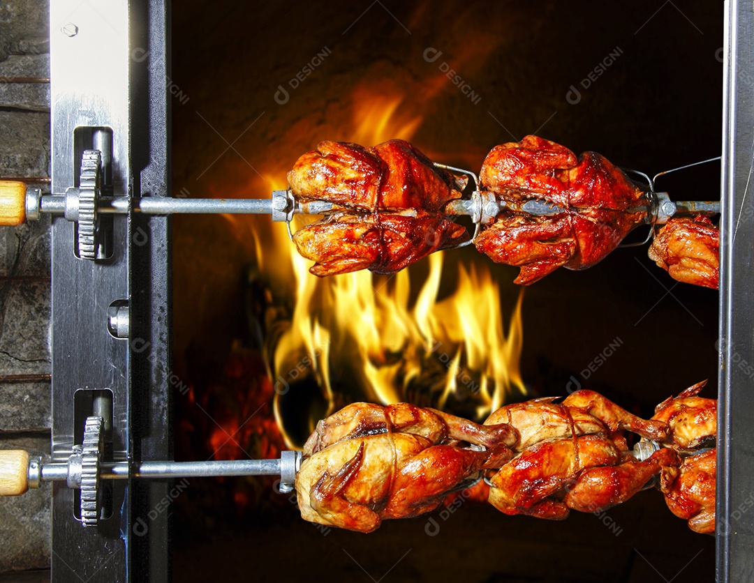 Frangos assados ​​seguidos em uma torrefadora