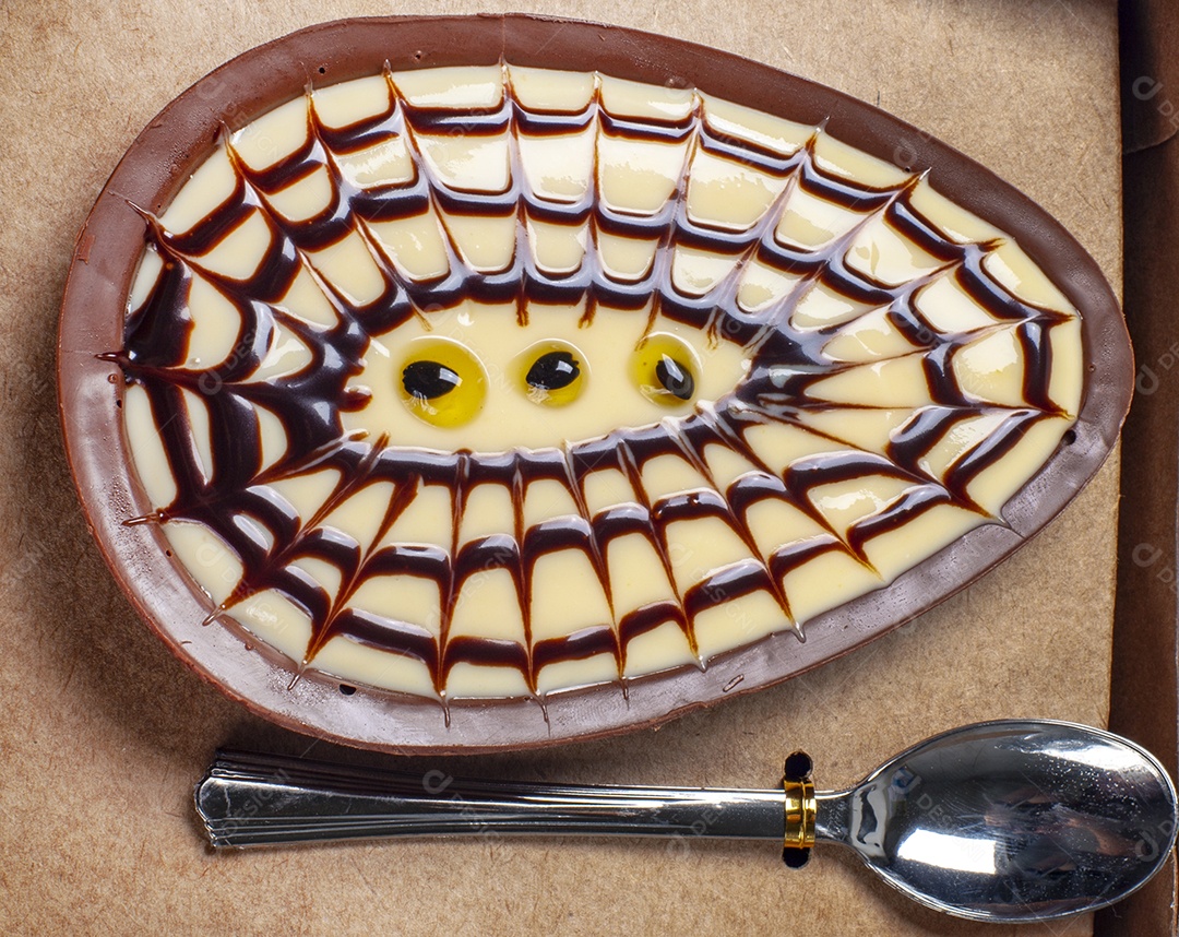 Ovo de Páscoa comendo com colher