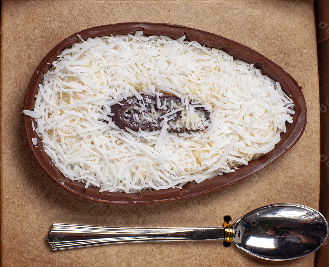 Ovo de Páscoa comendo com colher