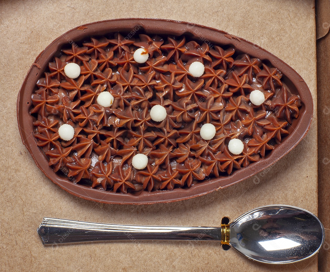 Ovo de Páscoa comendo com colher