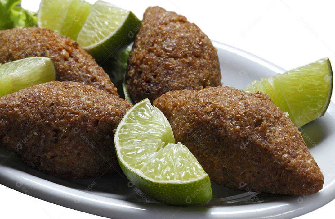 Quibe frito com limão de acompanhamento