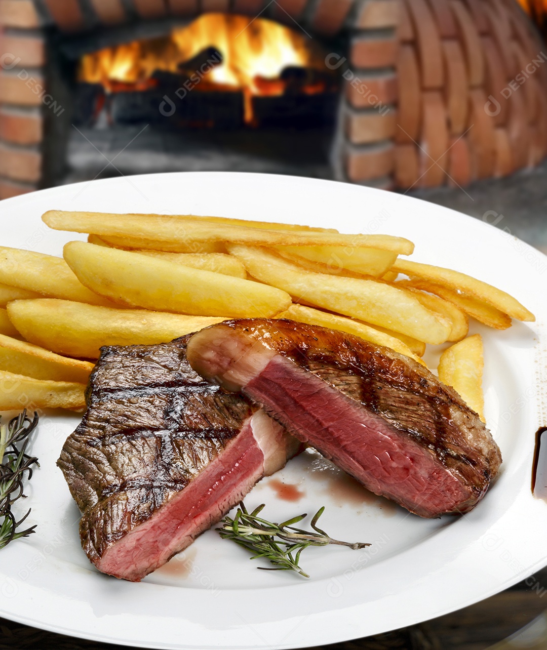 Bife grelhado ao ponto com batatas fritas